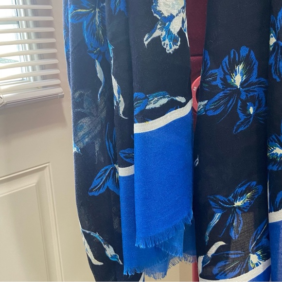 Banana Republic women blue/ white floral tropical 72”X 36”wrap scarf. Pre owned. - Picture 3 of 9